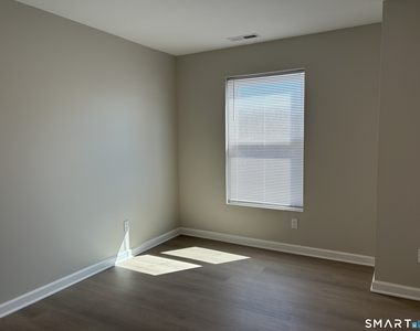 62 Soundview Avenue - Photo Thumbnail 2