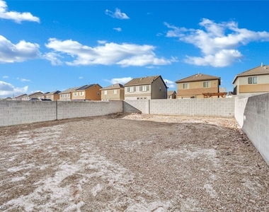 5243 Los Pinos Street - Photo Thumbnail 11