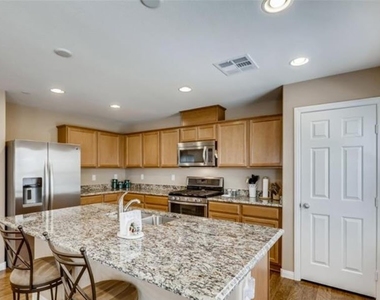 3077 Camino Sereno Avenue - Photo Thumbnail 2