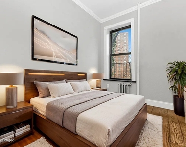 E 105th St - Photo Thumbnail 3