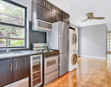 E 105th St - Photo Thumbnail 4