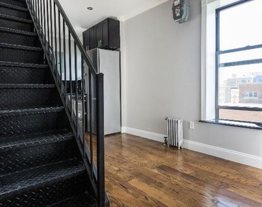 E 105th St - Photo Thumbnail 4