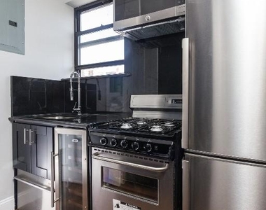 E 105th St - Photo Thumbnail 9