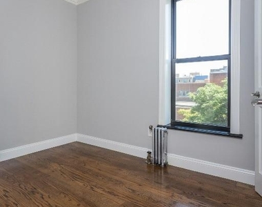E 105th St - Photo Thumbnail 6