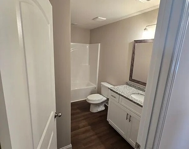 302 Hawaii Avenue - Photo Thumbnail 3