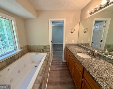 285 Lakeshore Drive - Photo Thumbnail 22
