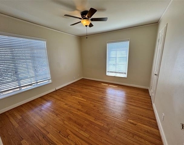 3727 Meredith Avenue - Photo Thumbnail 8