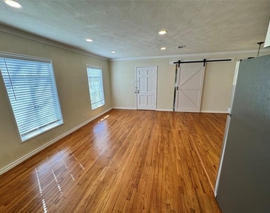 3727 Meredith Avenue - Photo Thumbnail 7