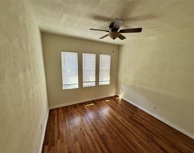 3727 Meredith Avenue - Photo Thumbnail 15