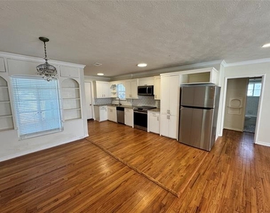 3727 Meredith Avenue - Photo Thumbnail 3