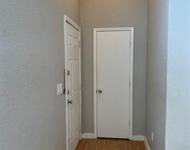 701 W Sycamore Street - Photo Thumbnail 9