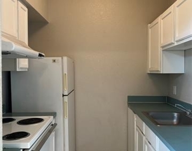 701 W Sycamore Street - Photo Thumbnail 6