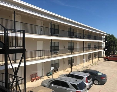 701 W Sycamore Street - Photo Thumbnail 11