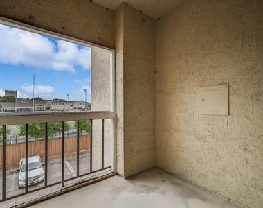 4800 W Lovers Lane - Photo Thumbnail 12