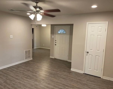 1017 Mullins Street - Photo Thumbnail 5
