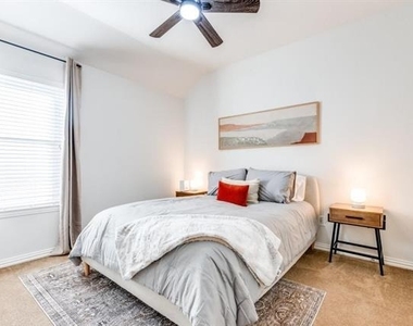 8421 Green Ash Drive - Photo Thumbnail 9
