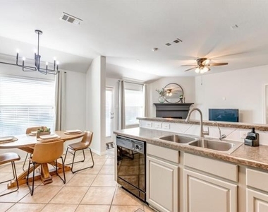 8421 Green Ash Drive - Photo Thumbnail 5