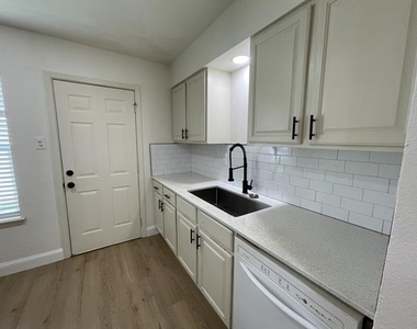 204 Hosack Street - Photo Thumbnail 3