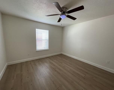 204 Hosack Street - Photo Thumbnail 7