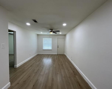 204 Hosack Street - Photo Thumbnail 2