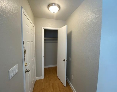 701 W Sycamore Street - Photo Thumbnail 4