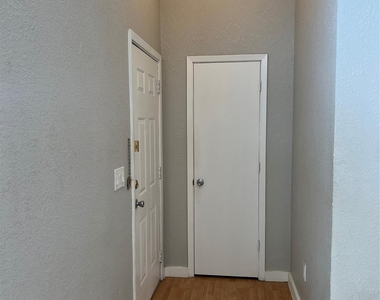 701 W Sycamore Street - Photo Thumbnail 15