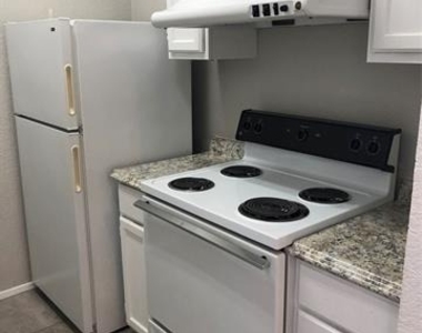701 W Sycamore Street - Photo Thumbnail 3