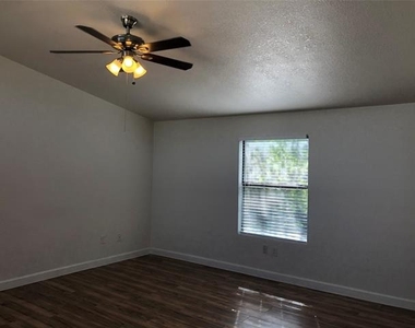 701 W Sycamore Street - Photo Thumbnail 1