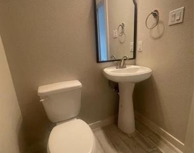 825 Eaglescliffe Landing - Photo Thumbnail 4