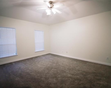 2221 Rodgers Lane - Photo Thumbnail 6
