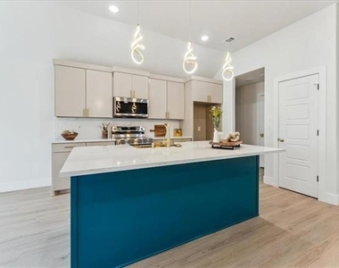 225 West Place - Photo Thumbnail 8