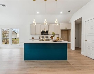 225 West Place - Photo Thumbnail 7