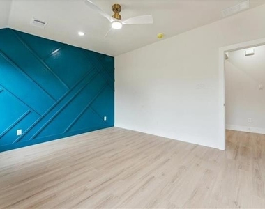225 West Place - Photo Thumbnail 13