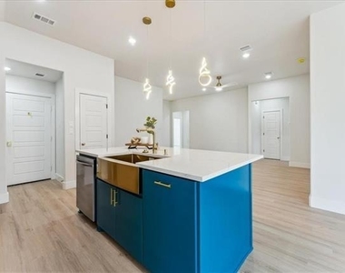 225 West Place - Photo Thumbnail 5