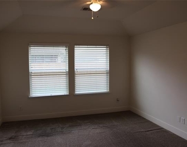 1700 Zebra Finch Drive - Photo Thumbnail 4