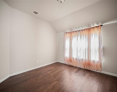 2306 Lucerne Drive - Photo Thumbnail 10