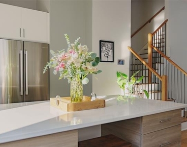 381 E Greenbriar Lane - Photo Thumbnail 7