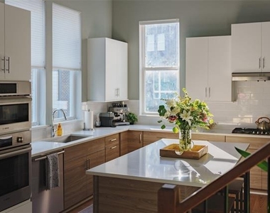 381 E Greenbriar Lane - Photo Thumbnail 5