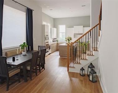 381 E Greenbriar Lane - Photo Thumbnail 3