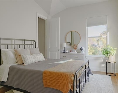 381 E Greenbriar Lane - Photo Thumbnail 15