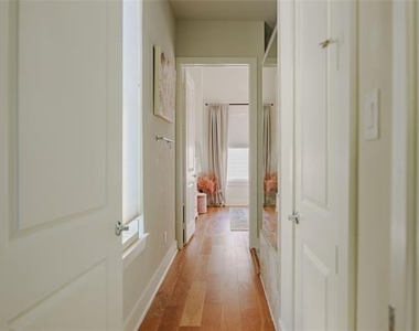 381 E Greenbriar Lane - Photo Thumbnail 9