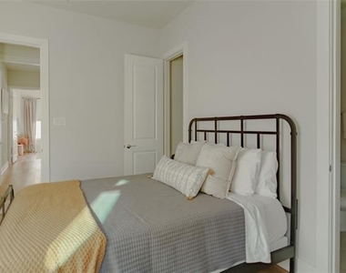 381 E Greenbriar Lane - Photo Thumbnail 16