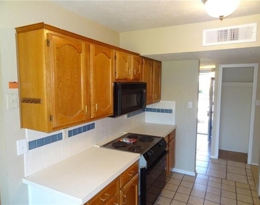 7712 Underwood Drive - Photo Thumbnail 5
