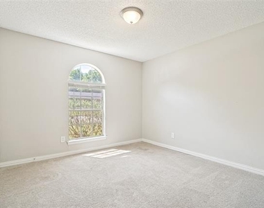 634 Lisa Street - Photo Thumbnail 8