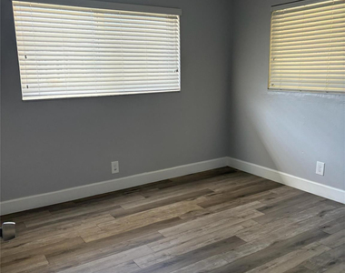 5901 Nw 17th Place - Photo Thumbnail 2