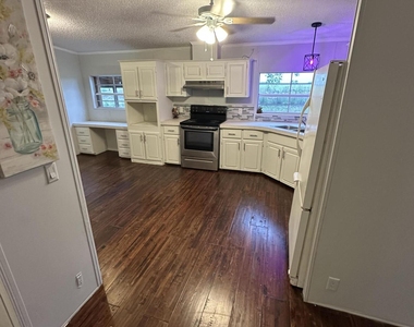 930 Deer Street - Photo Thumbnail 4