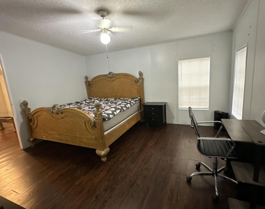 930 Deer Street - Photo Thumbnail 8