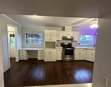 930 Deer Street - Photo Thumbnail 2