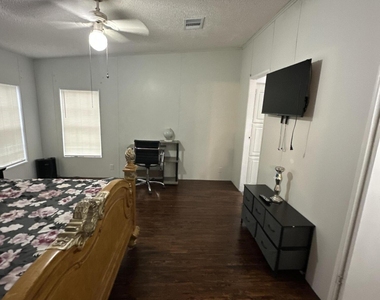 930 Deer Street - Photo Thumbnail 9