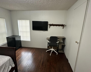 930 Deer Street - Photo Thumbnail 14